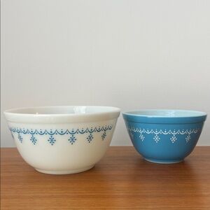 Vintage 1970s Pyrex Snowflake Garland mixing/nesting bowls